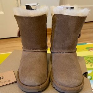 LIKE NEW UGG - T BAILEY BUTTON TODDLER - CHESTNUT